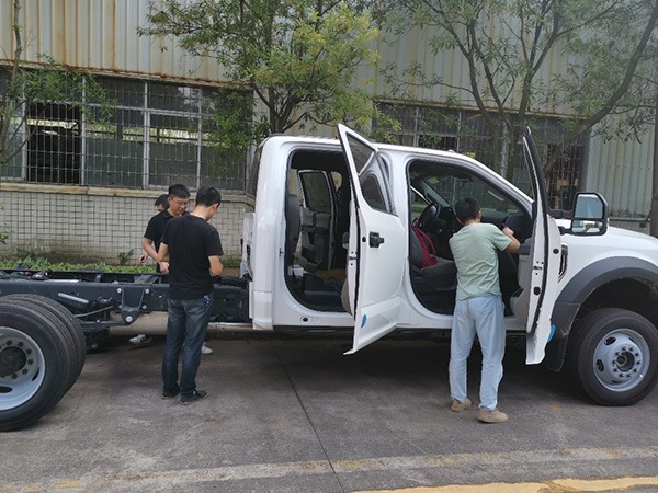 F-550双排座底盘5台交付重庆迪马